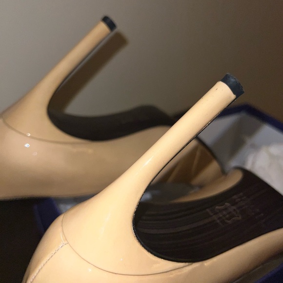 Stuart Weitzman size 10 - Can be worn to the office or out with friends. - Picture 7 of 12